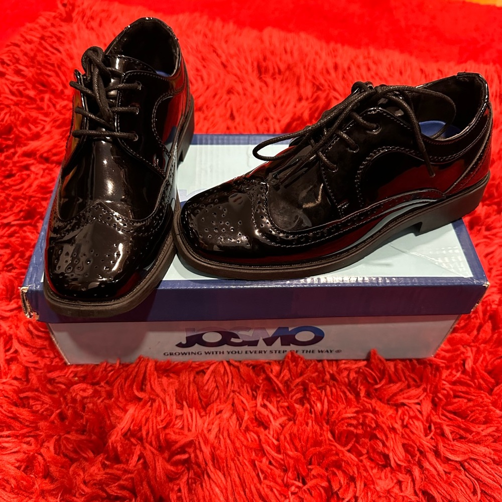 Black barely worn boys black dress shoes.